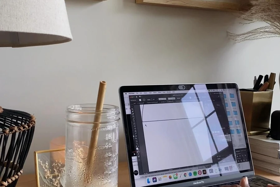 Persona realizando un trámite en línea desde casa con su computadora
