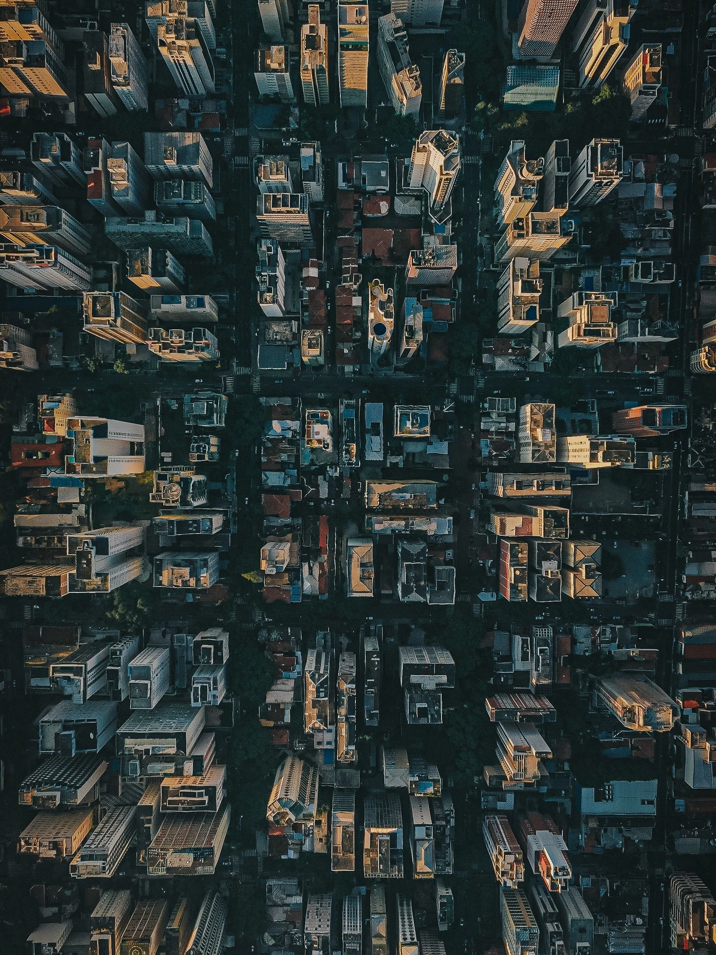 Vista aérea de una ciudad con edificios y calles